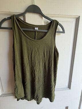 Women's Olive Tank Top - Sleeveless Scoop Neck